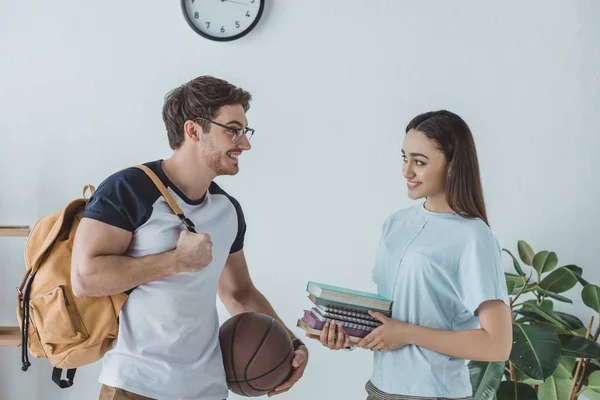 Casal Estudantes Multiétnicos Com Mochila Basquete Livros — Fotografia de Stock