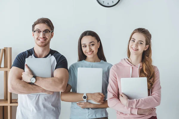 Junge Multiethnische Studenten Halten Laptops Der Hand Und Blicken Die — Stockfoto