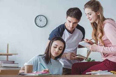 masada oturan ve birlikte eğitim genç öğrenciler