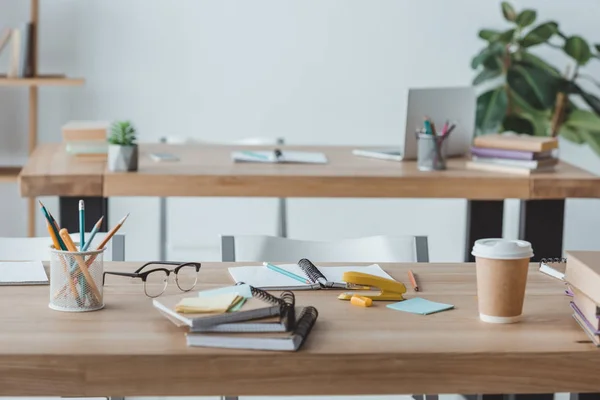 コピーブックとテーブルにコーヒー教室インテリア — ストック写真