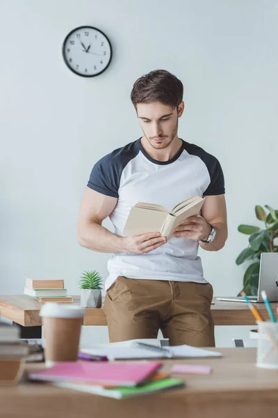 Estudiante Masculino Que Estudia Con Libro Habitación Con Copybooks — Foto de stock gratis