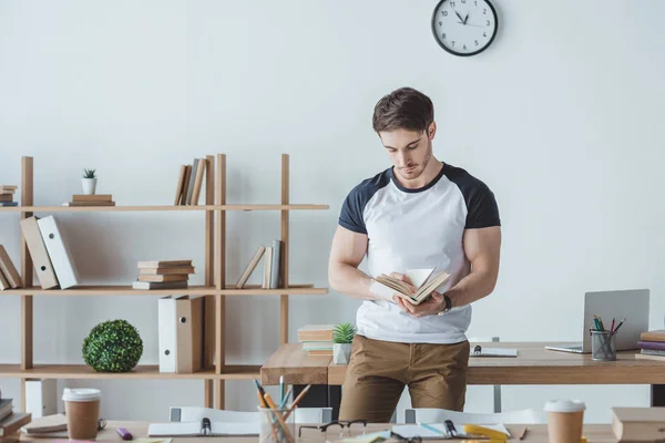 Männlicher Student Studiert Mit Buch Zimmer — Stockfoto