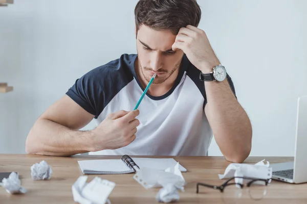 Thoughtful Student Studying Table Crumpled Papers — Stock Photo, Image
