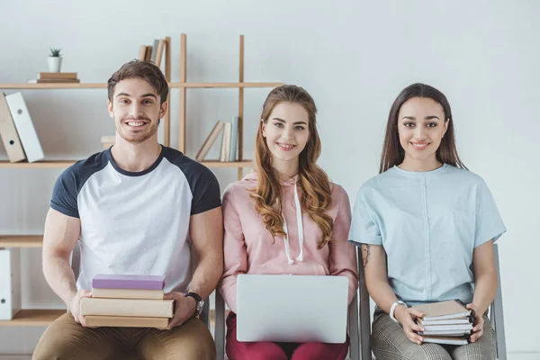 Jovens Estudantes Sentados Com Livros Laptop Livros — Fotografia de Stock