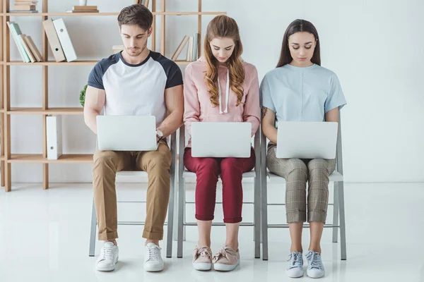 Jovens Estudantes Sentados Estudando Com Laptops Juntos — Fotografia de Stock