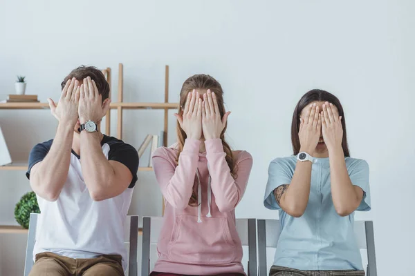 Unga Studenter Utgående Ansikten Med Händer — Stockfoto