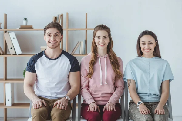 Jóvenes Estudiantes Multiétnicos Sentados Mirando Cámara — Foto de Stock