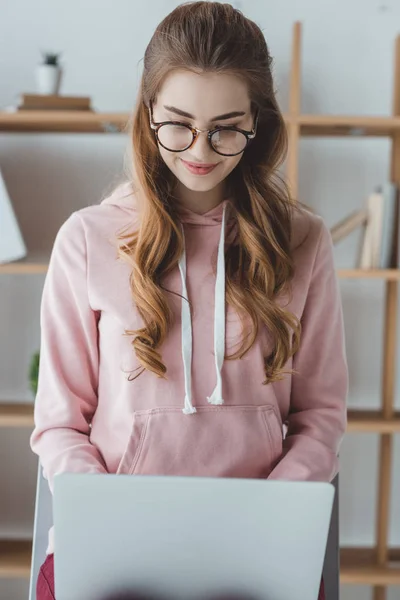 Blond Studentka Kobieta Siedzi Komputera Przenośnego — Zdjęcie stockowe