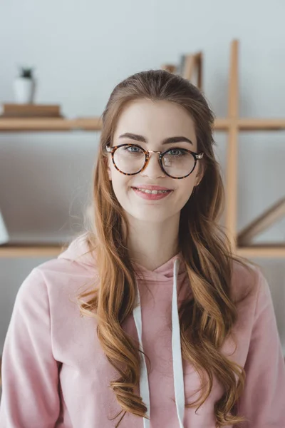 Πορτρέτο Του Χαρούμενα Φοιτήτριας Μοντέρνα Γυαλιά — Φωτογραφία Αρχείου
