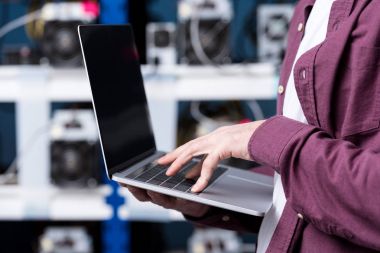 kırpılan atış ile dizüstü bilgisayar cryptocurrency araştırma Çiftliği'nde çalışan bilgisayar mühendisi
