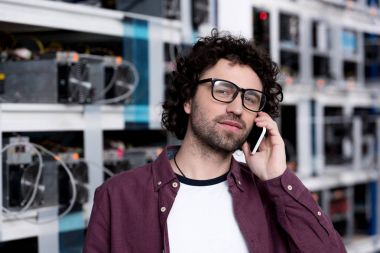 ethereum araştırma çiftliğinde telefonla konuşurken yakışıklı bilgisayar mühendisi