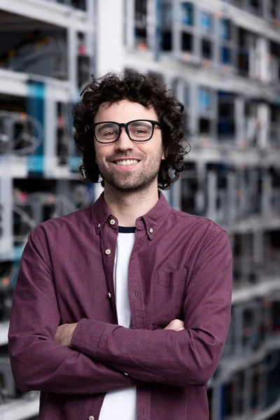 Joven Ingeniero Informático Con Brazos Cruzados Granja Minera Criptomoneda — Foto de stock gratuita