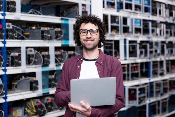 Jovem Engenheiro Informática Com Laptop Fazenda Mineração Criptomoeda — Fotografia de Stock