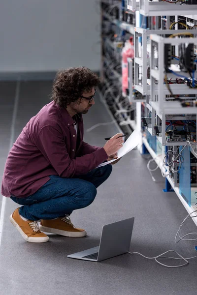 Engenheiro Informática Grave Trabalhando Enquanto Sentado Chão Fazenda Mineração Criptomoeda — Fotografia de Stock