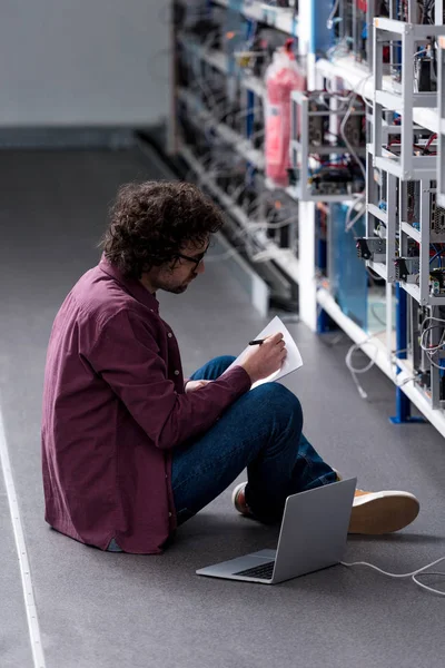 Computer Engineer Working While Sitting Floor Cryptocurrency Mining Farm — Stock Photo, Image