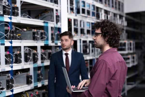 Pomyślnym Biznesmen Komputer Inżynier Pracujących Razem Bitcoin Mining Farm — Zdjęcie stockowe