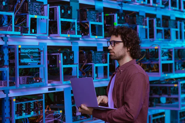 Fiatal Számítógépes Mérnök Dolgozik Laptop Ethereum Bányászati Farm — Stock Fotó