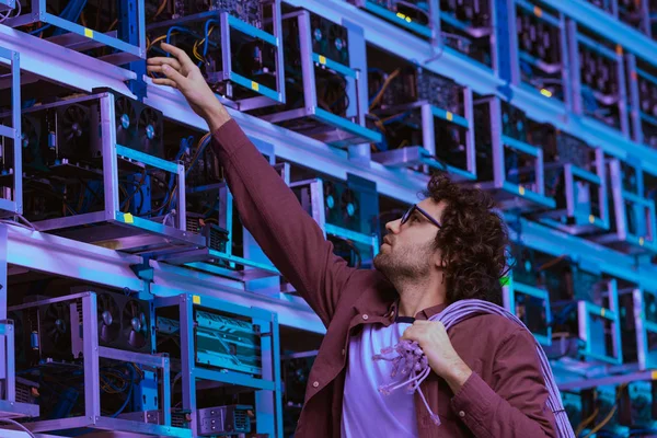 Young Computer Engineer Working Ethereum Mining Farm — Stock Photo, Image