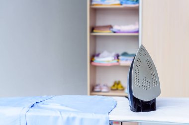 gemide demir giysileri ile gardırop önünde yakın çekim shot