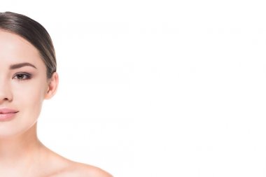 yarım yüz genç kadının üzerinde beyaz izole kırpılmış atış