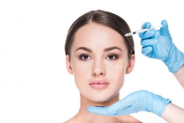 kırpılmış üzerinde beyaz izole kadın için güzellik enjeksiyon yapma doktor doz