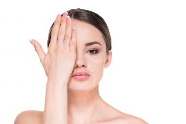 noktalı çizgi yüz plastik cerrahi üzerine beyaz izole el ile kat yarı-in yüz için çizilmiş olan güzel kadın