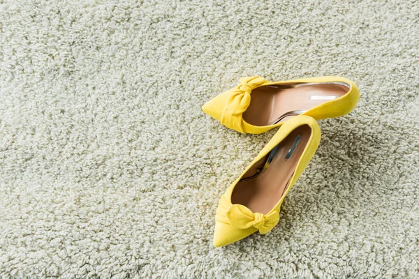 Top View Stylish Yellow High Heels Carpet — Stock Photo, Image