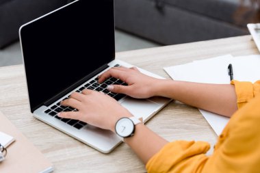 laptop ile ofiste çalışan kadın görüntüsünü kırpılmış