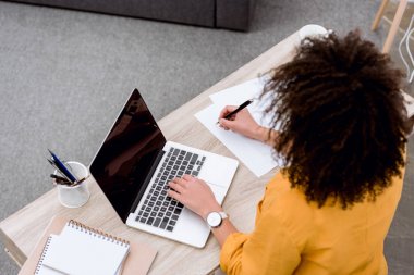 laptop ile çalışan genç kadın, yüksek açılı görünüş