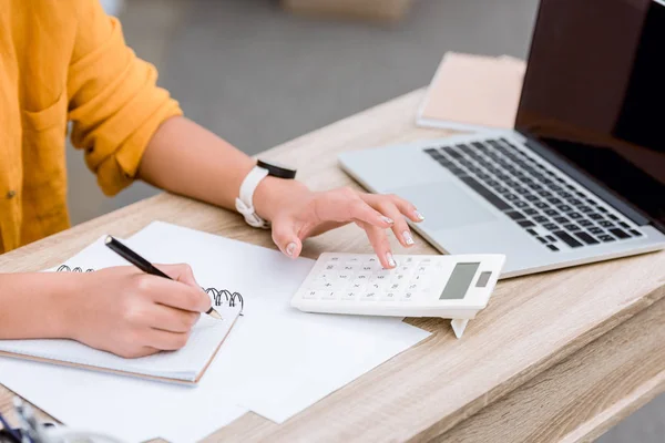 Schnappschuss Von Frau Die Mit Taschenrechner Arbeitet — Stockfoto