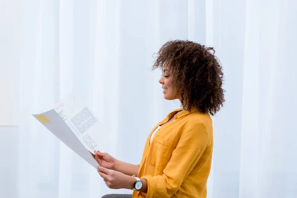 Side View African American Woman Reading Business Papers — Stock Photo, Image