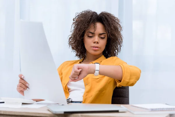 Hermosa Mujer Joven Que Trabaja Oficina Mirando Reloj — Foto de Stock