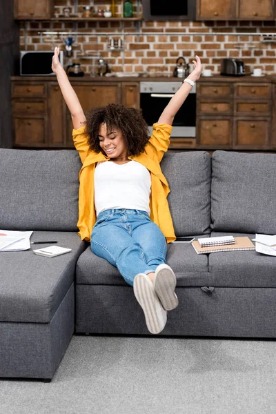 Hermosa Mujer Afroamericana Trabajando Casa Estirándose Sofá — Foto de Stock