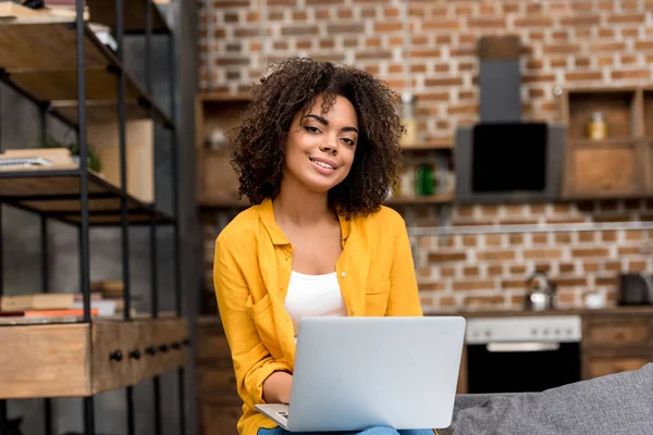 Jovem Feliz Trabalhando Com Laptop Casa Com Cozinha Loft Borrada — Fotografia de Stock