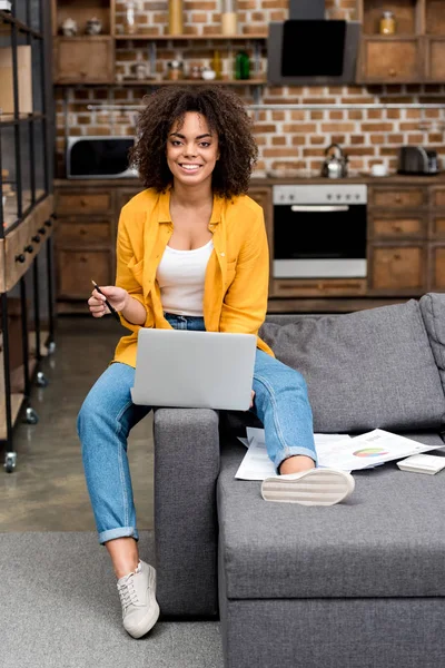 Mulher Bonita Trabalhando Com Laptop Sofá Casa Fotografias De Stock Royalty-Free