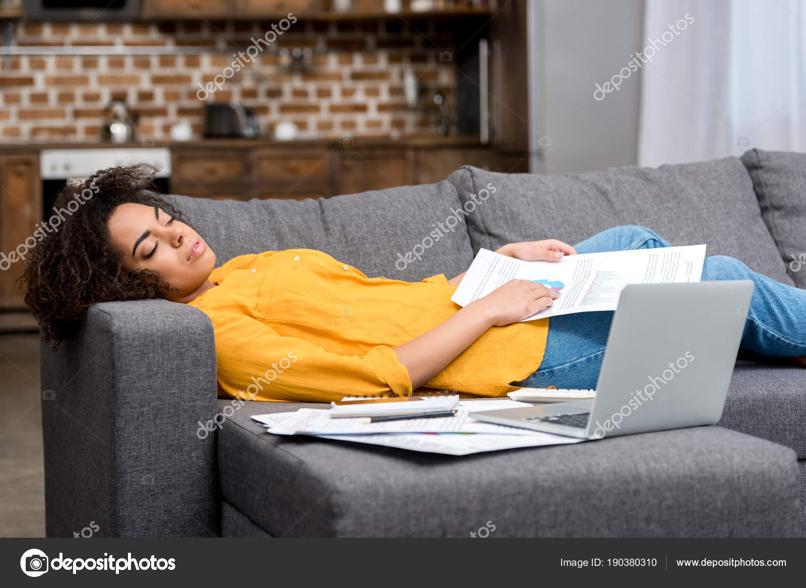 Уставшая женщина после работы. Уставшая женщина. Сон на диване женщина. Женщина на диаане умтавшая.