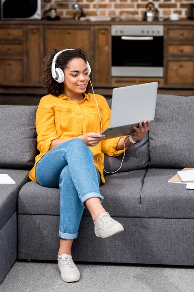 Sorrindo Jovem Mulher Trabalhando Com Laptop Ouvir Música Casa — Fotografia de Stock