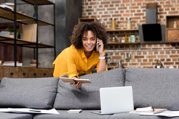 Gelukkig Jonge Vrouw Werken Praten Telefoon Thuis — Stockfoto