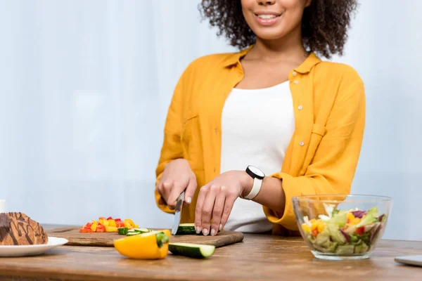 Bijgesneden Schot Van Lachende Vrouw Snijden Van Groenten Voor Salade — Stockfoto