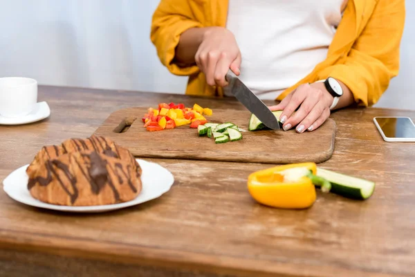 Abgeschnittene Aufnahme Einer Frau Die Gemüse Für Salat Schneidet — kostenloses Stockfoto