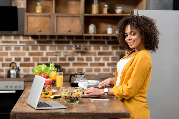 Side View Beautiful Young Woman Slicing Vegetables Salad — Stock Photo, Image