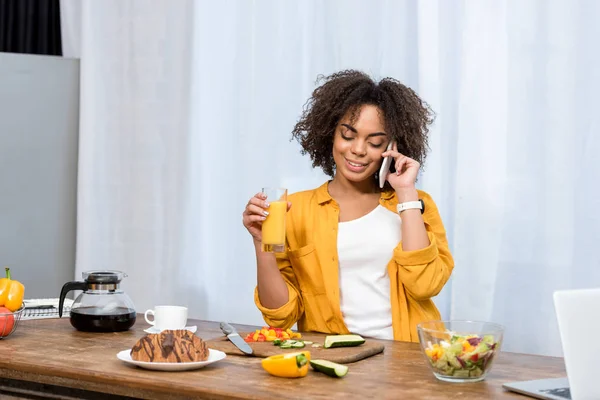 Hermosa Joven Bebiendo Jugo Naranja Hablando Por Teléfono Cocina — Foto de Stock