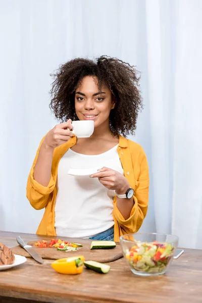 Jovem Mulher Raça Mista Beber Café Tomar Café Casa — Fotografia de Stock