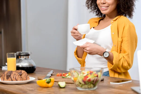 Cropped Shot Young Woman Drinking Coffee Taking Diner Home — Stock Photo, Image