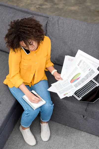 Visão Alto Ângulo Jovem Que Trabalha Casa Sofá Fotografias De Stock Royalty-Free