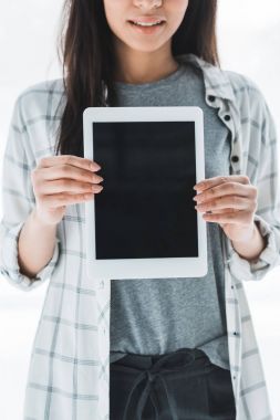 Dijital tablet ile kadın elinde boş ekran görünümünü yakın çekim