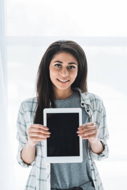Afrikalı-Amerikalı kadın dijital tablet ile boş ekran sunan