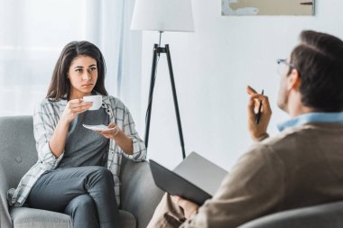 Kahve içme ve erkek doktor önerileri için dinleme kadın