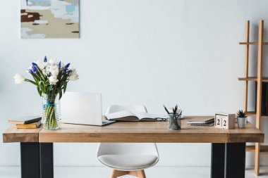 Modern çalışma alanı ile ofis ahşap masa üstünde laptop