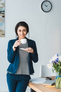Modern ofis mola sırasında kadın Yöneticisi zevk kahve gülümseyen